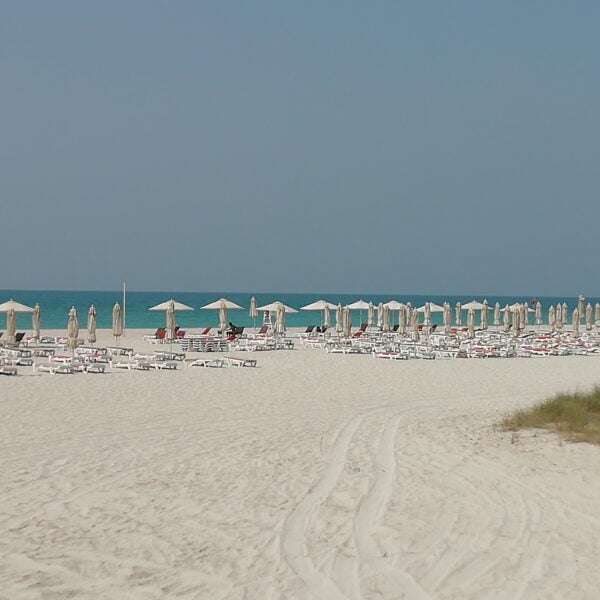 Eau chaude à Abou Dabi plage