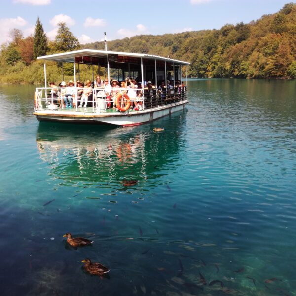 Bateau sur les lacs de Plitvice, Parc national en Croatie