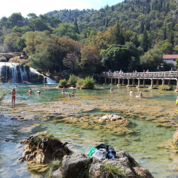 Baignade dans la Cascade de Krka, Croatie