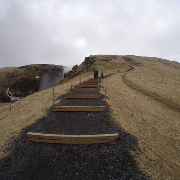 Visiter l'Islande en une semaine : La cascade de Seljalandsfoss.