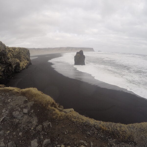 Plage de sable noir à Vik en Islande