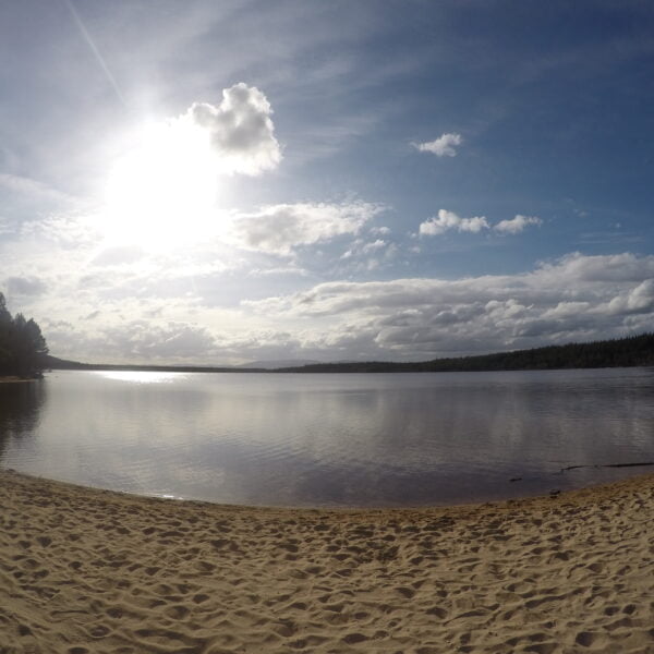 La plage du Lac Loch Morlich en Ecosse