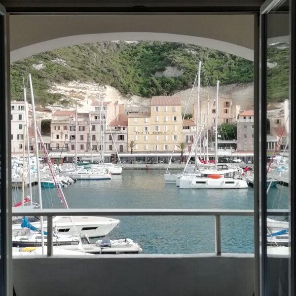 Visiter la Corse : les incontournables. Le Port de Bonifacio