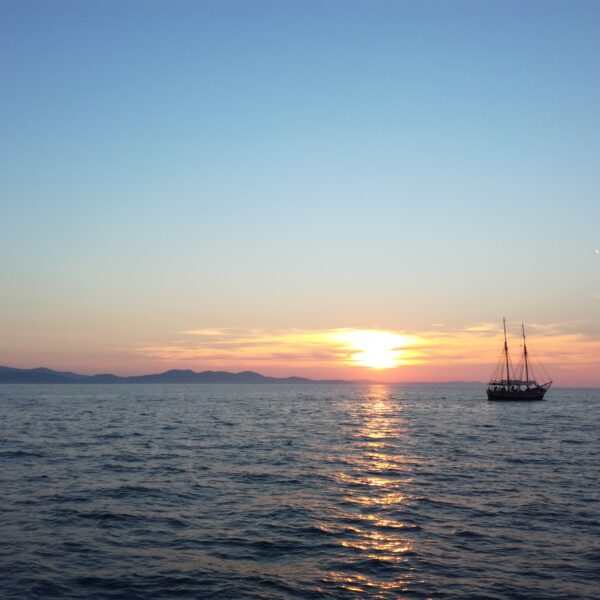 Coucher de soleil sur la mer à Zadar, Croatie