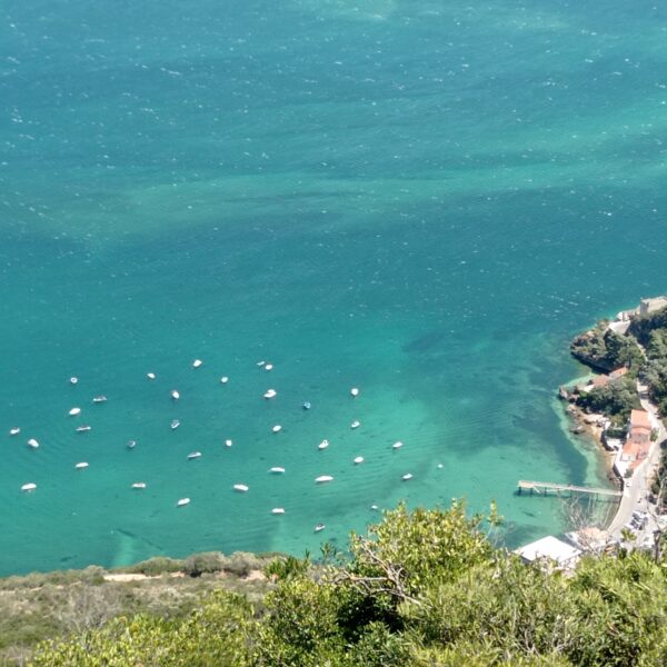 Vue de la montagne sur le Parc naturel d'Arrábida, Portugal