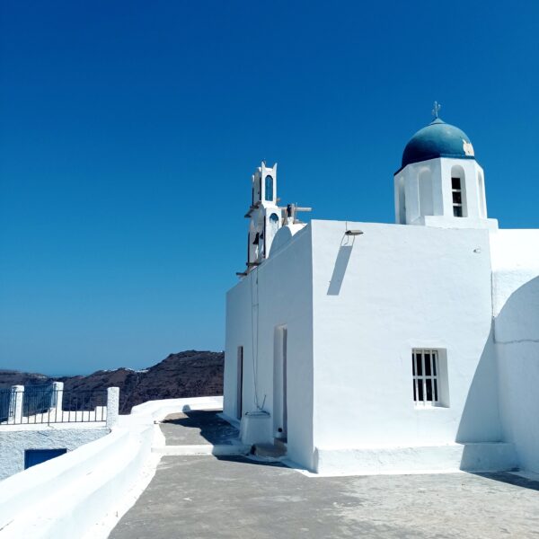 Monastère dans la falaise, à Skaros Rock